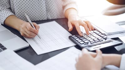 How much do accountants charge for tax returns?